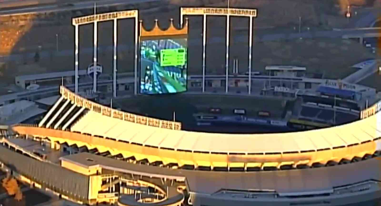 Televizní reportéři letěli natočit záběry stadionu, objevili, že se tam hraje Mario Kart