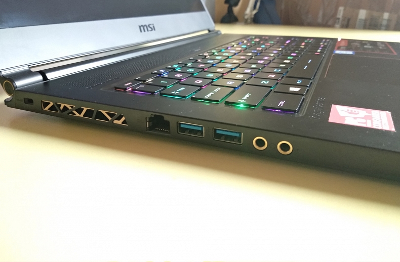 Recenze: MSI GS65 Stealth Thin 8RF - High-end notebook na cesty