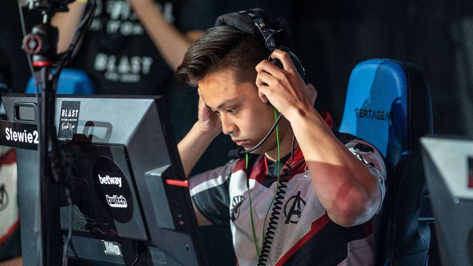 BLAST Global Finals: NaVi těsně unikli eliminaci, G2 potrápili Astralis