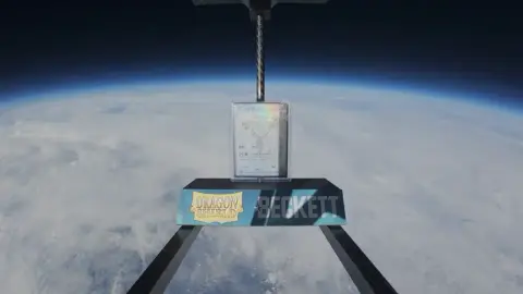 do-vesmiru-se-podivala-prvni-pokemon-karta