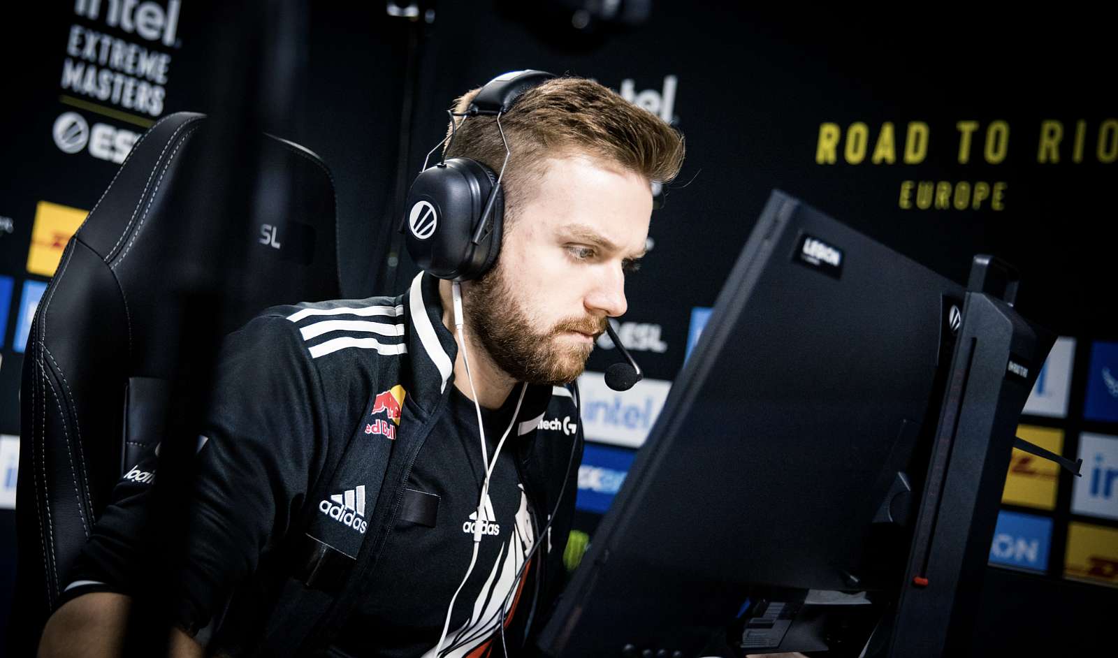 FaZe a Liquid inkasují první výhry, Outsiders a G2 zabojují o setrvání