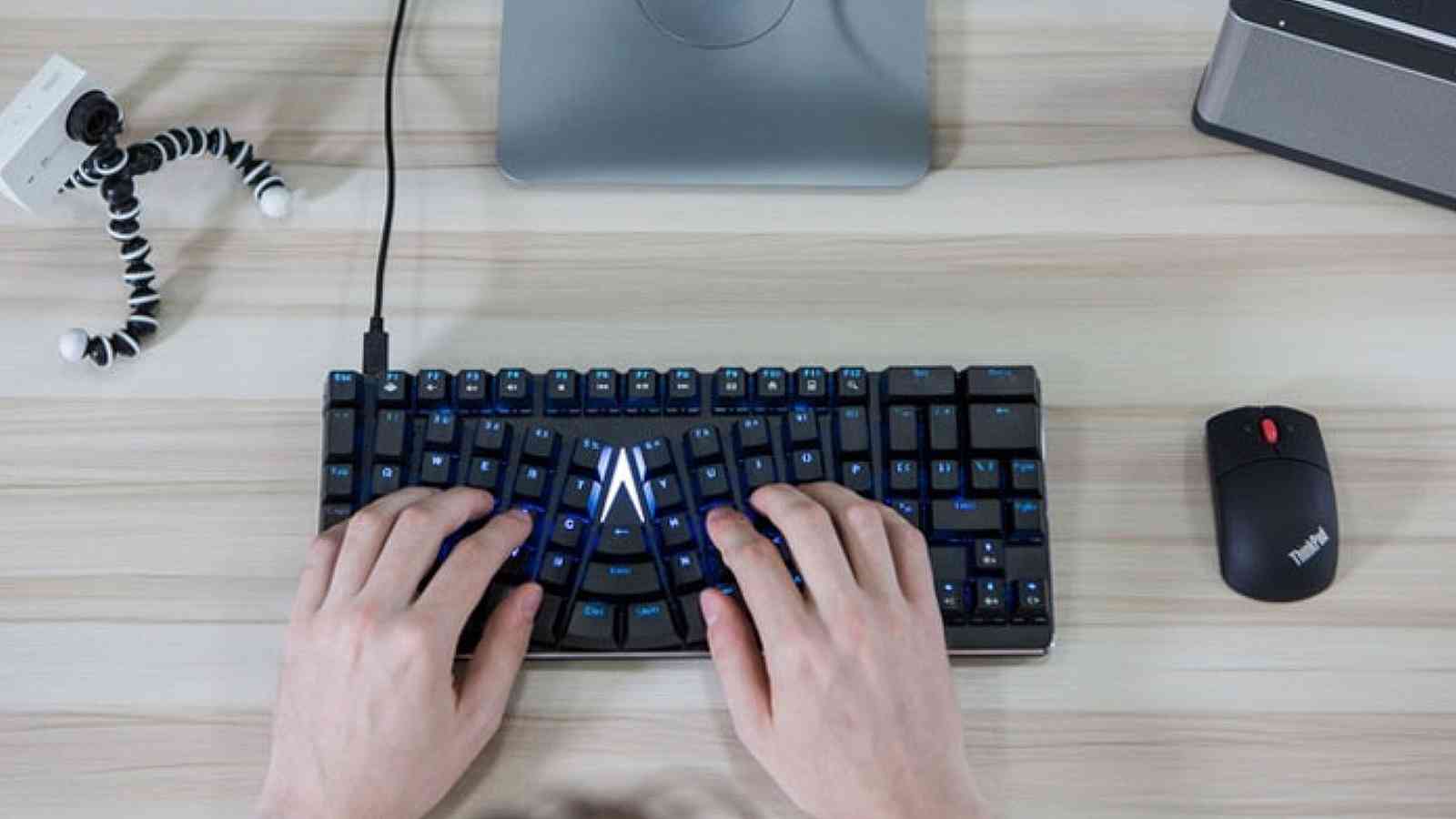 X-Bows je mechanická klávesnice, která staví ergonomii na první místo