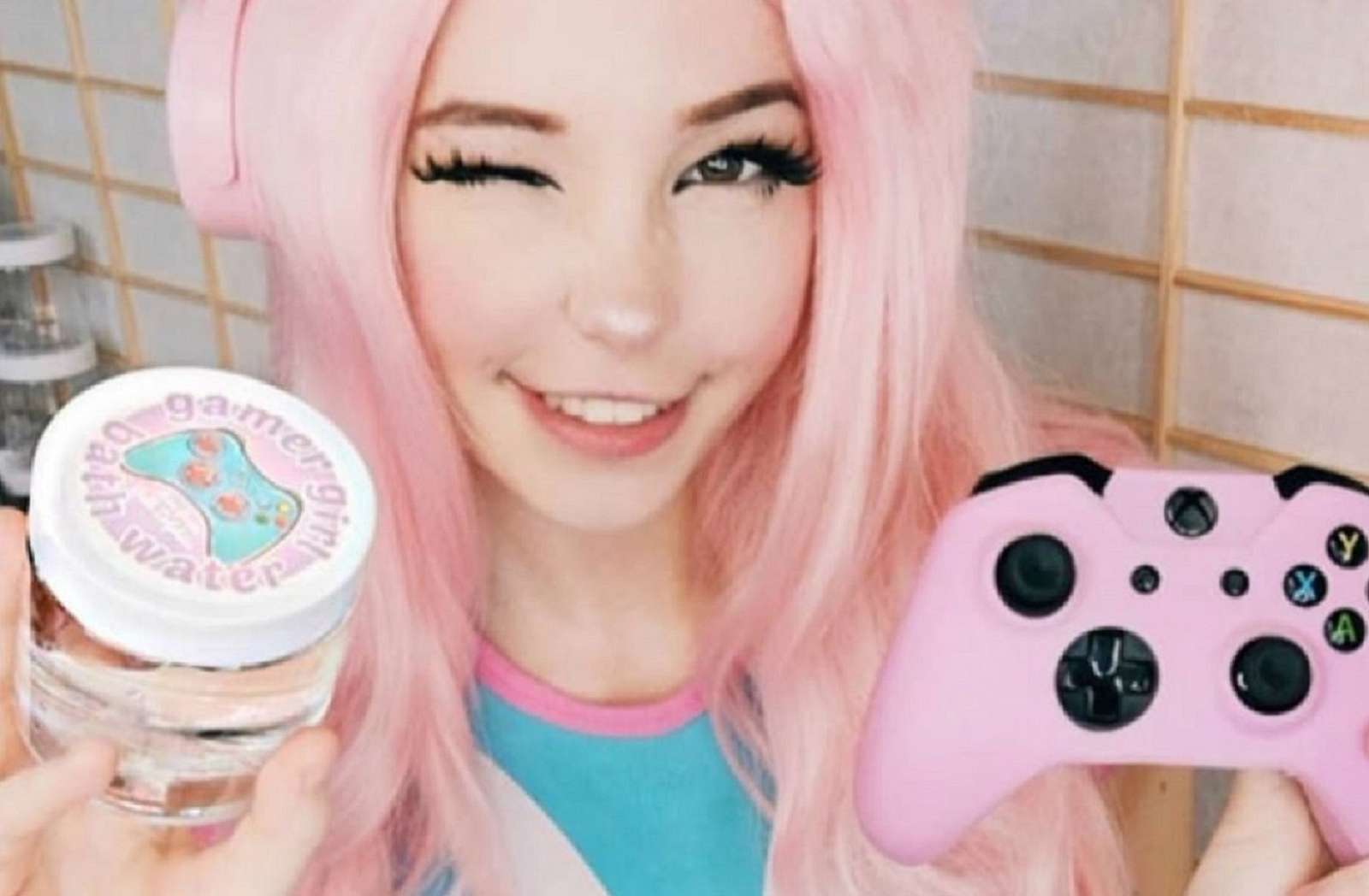 Devatenáctiletá "gamer girl" začala prodávat vodu ze své koupele