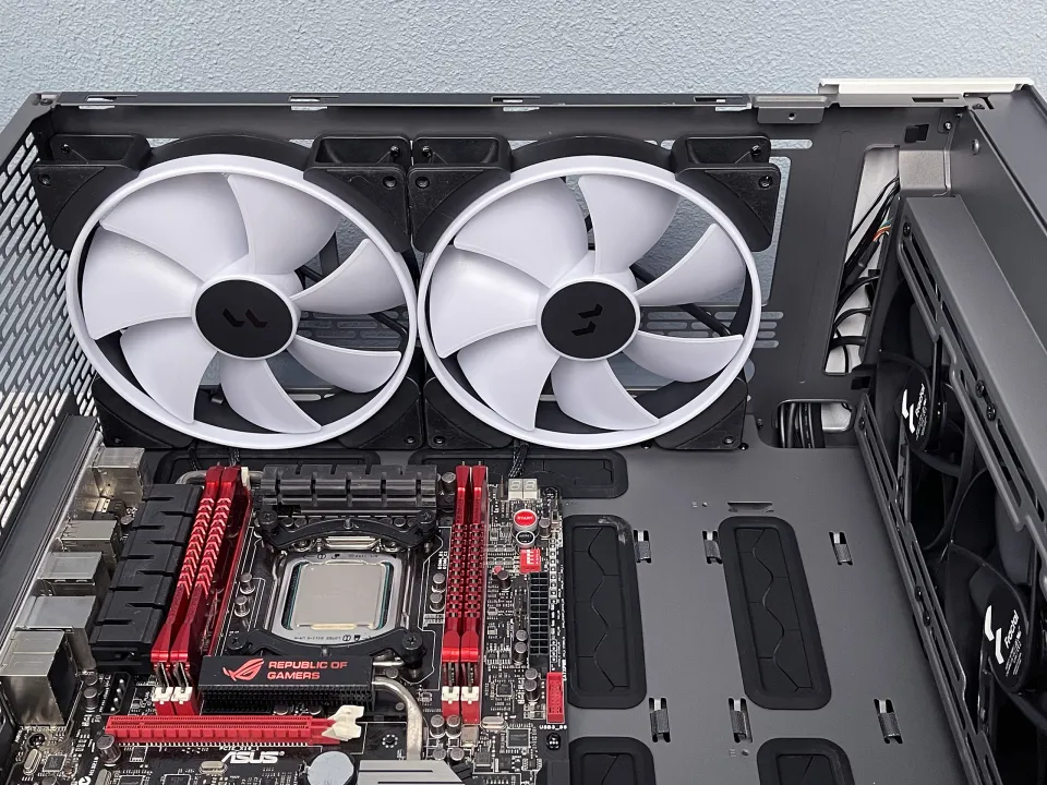 Test skříně Fractal Design North XL: skandinávský styl pro vaše PC