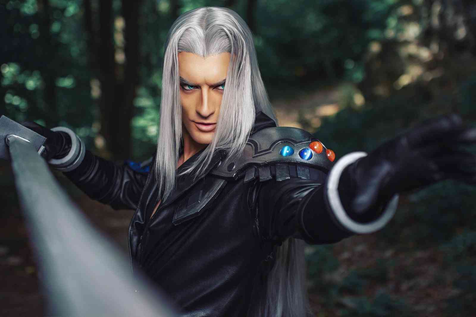 Dokonalý cosplay Sephirotha z Final Fantasy VII