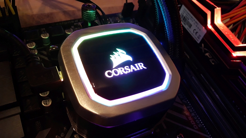 Recenze: Corsair Hydro H100i Platinum RGB - zbrusu nový duhový vodník