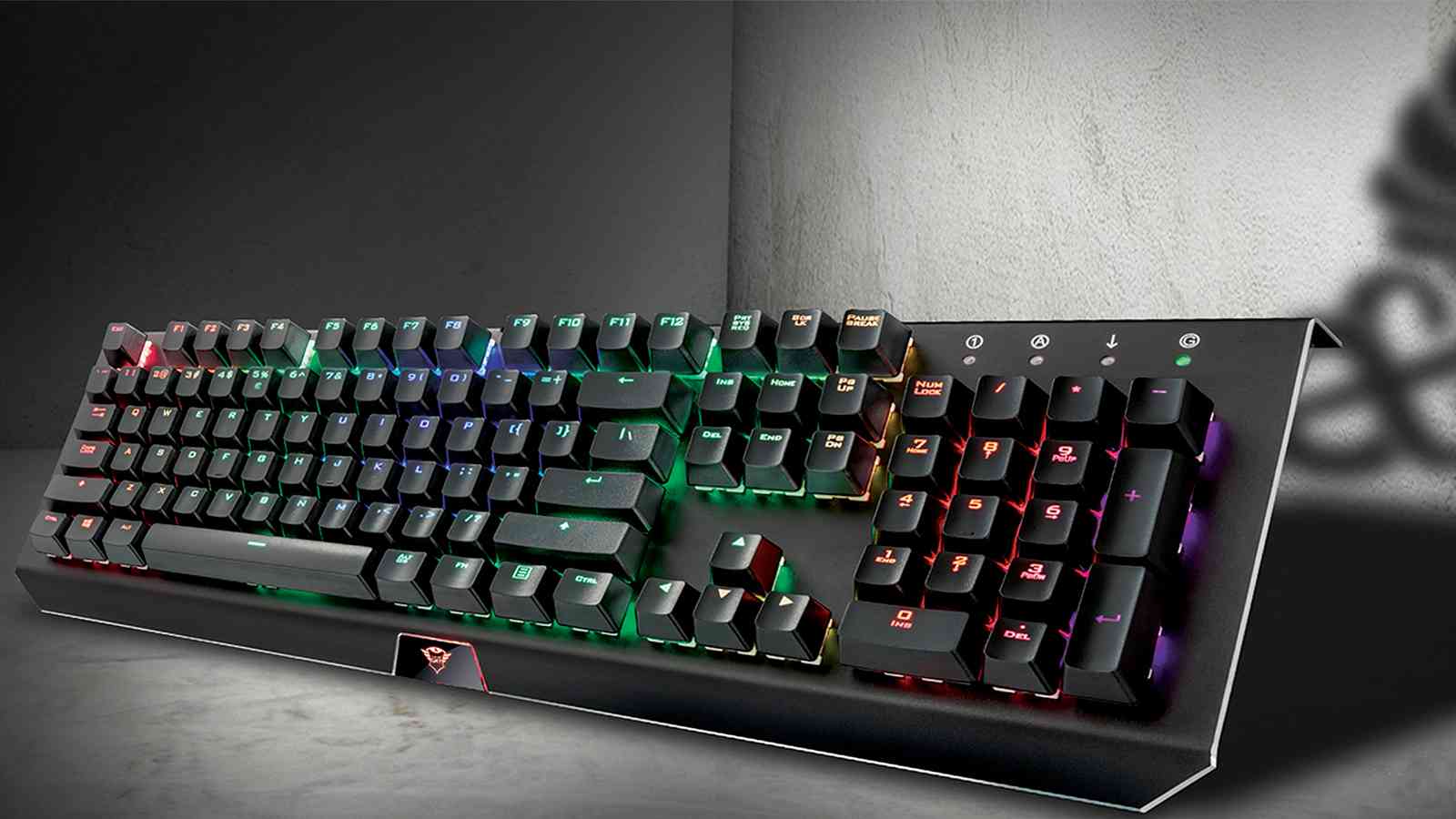 Trust začal prodávat mechanickou klávesnici s RGB a příjemnou cenou