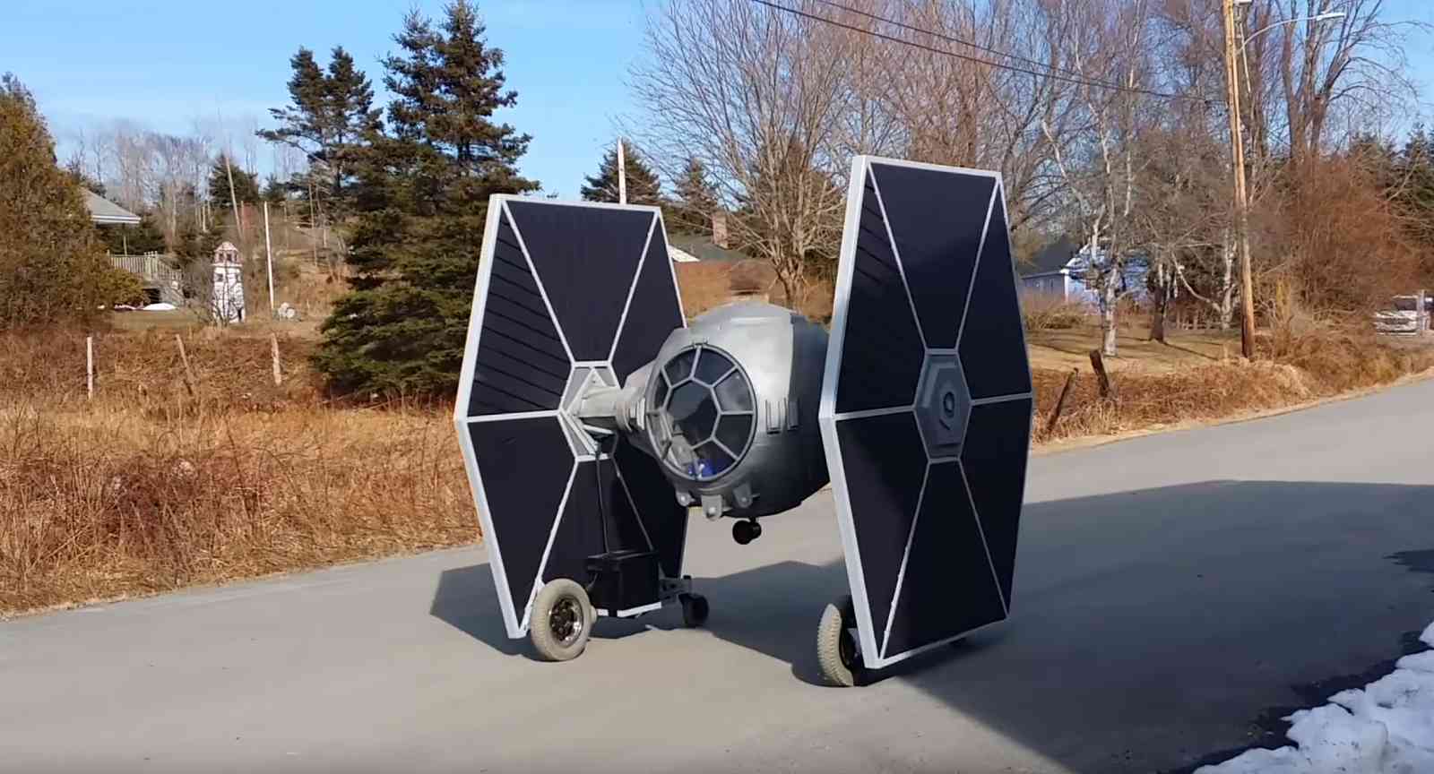 Fanoušek si vyrobil pojízdný TIE Fighter ze Star Wars