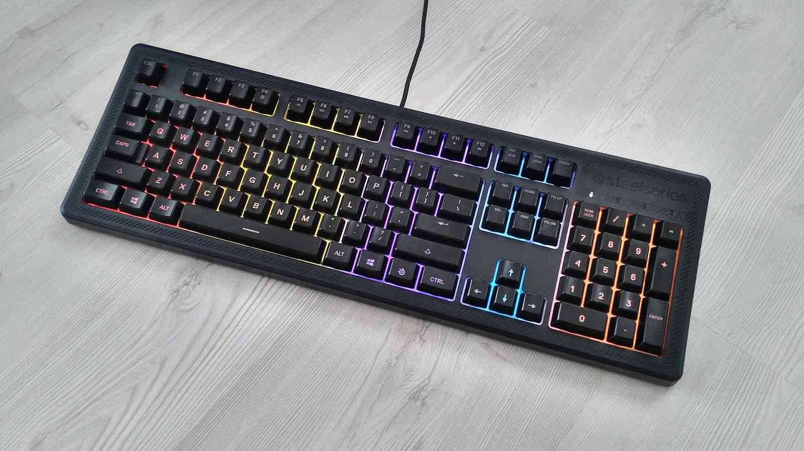 Recenze SteelSeries Apex 150: Návrat ke klasice obohacený RGB podsvícením