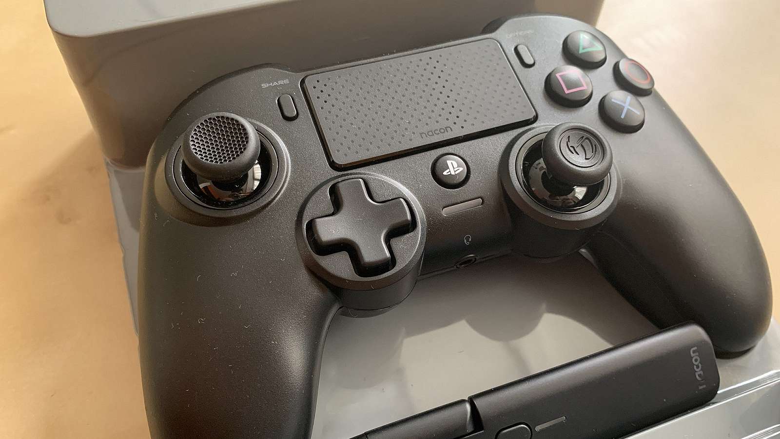 [Recenze] Nacon Asymmetric Wireless Controller