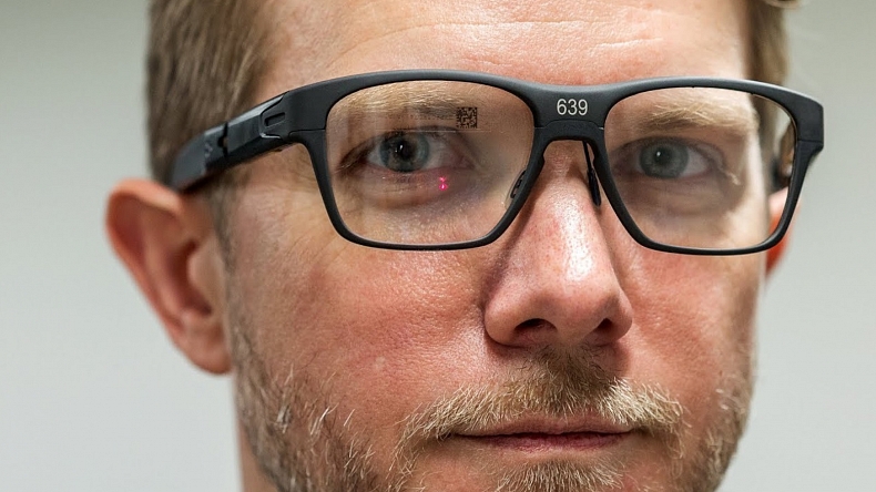 Intel ukázal, jak si představuje chytré brýle