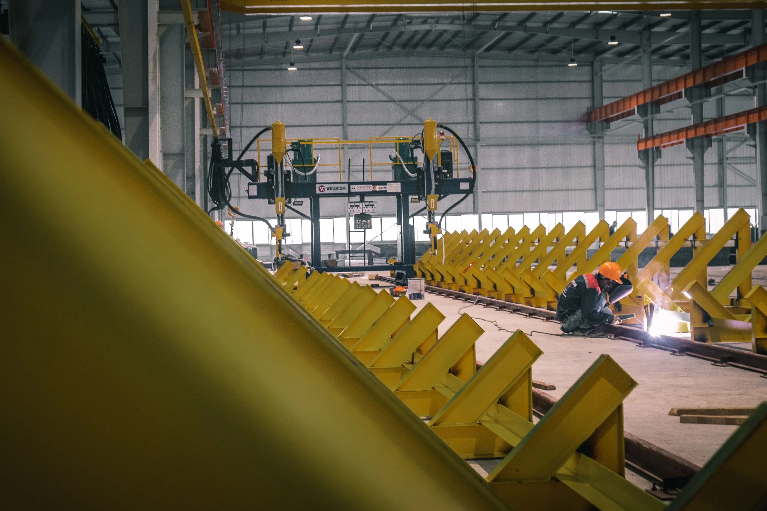 Estructura metálica industrial en construcción