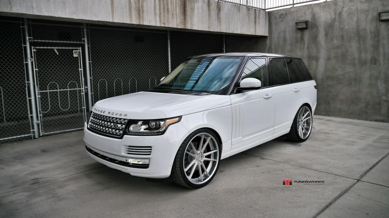 Slammed Range Rover HSE by Tunerworks Performance Inc. - GTspirit