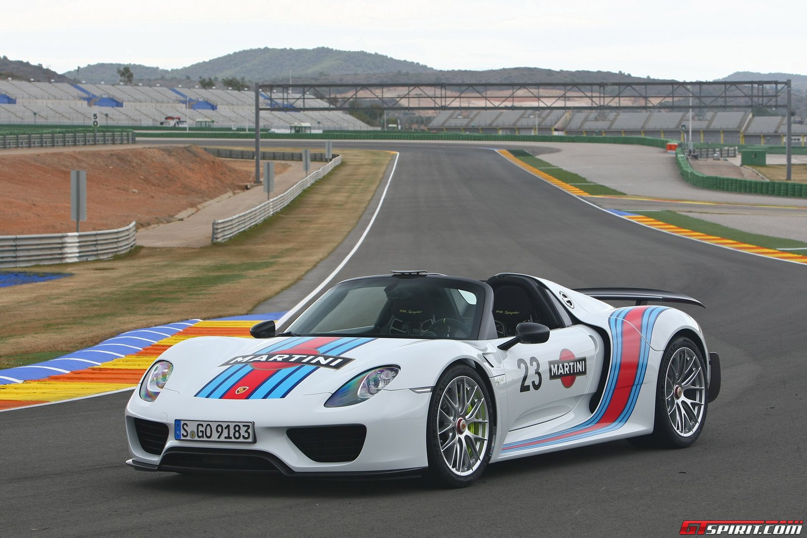 2014-Porsche-918-Spyder-Martini-Racing-at-Valencia.jpg