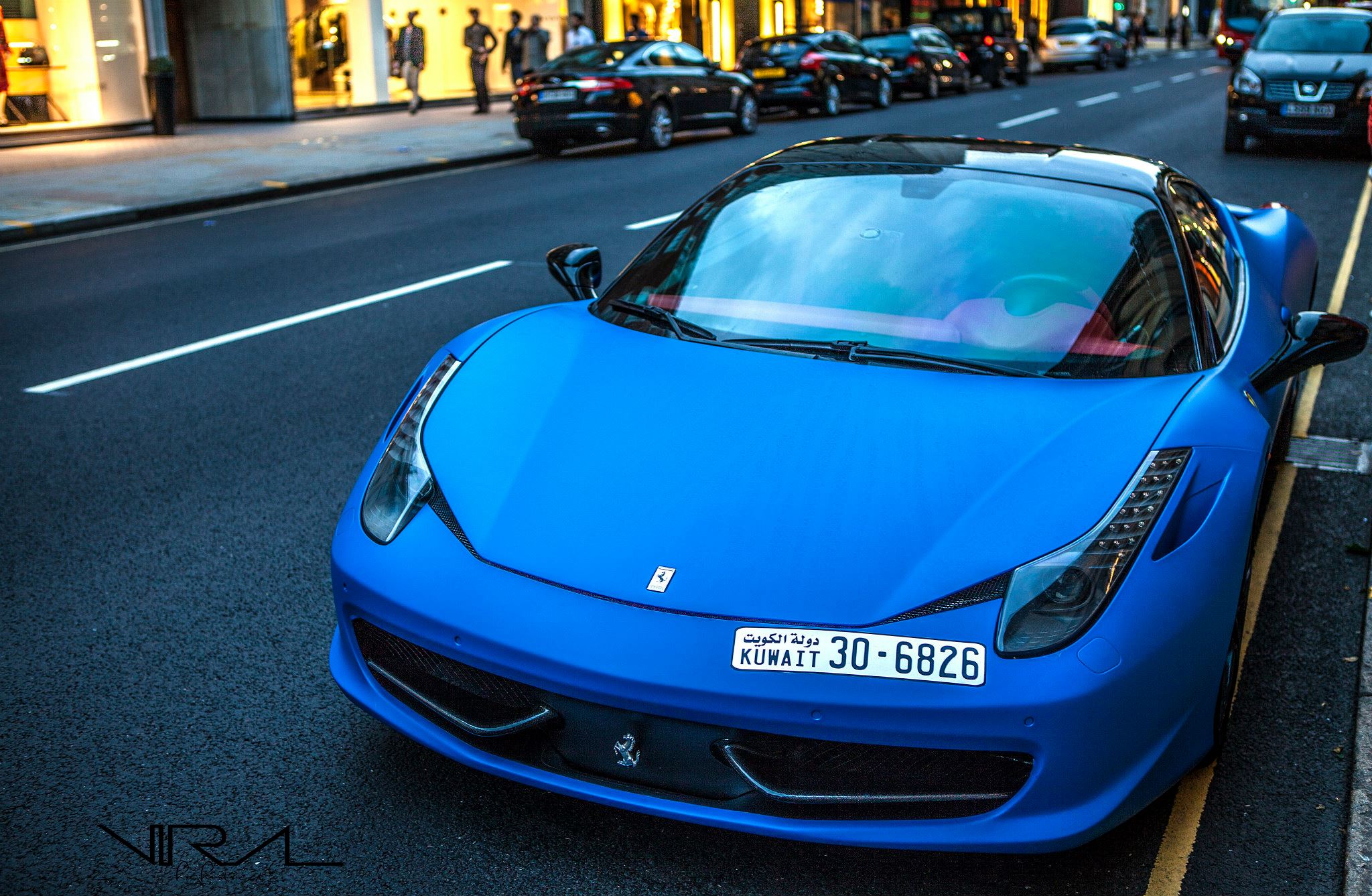 Бело-голубая Ferrari 458 Italia