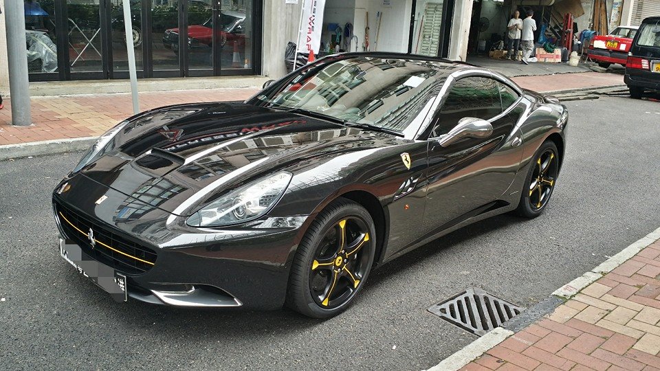 Saw this horrible wrap on a 2012 ferrari california. : r/Shitty_Car_Mods