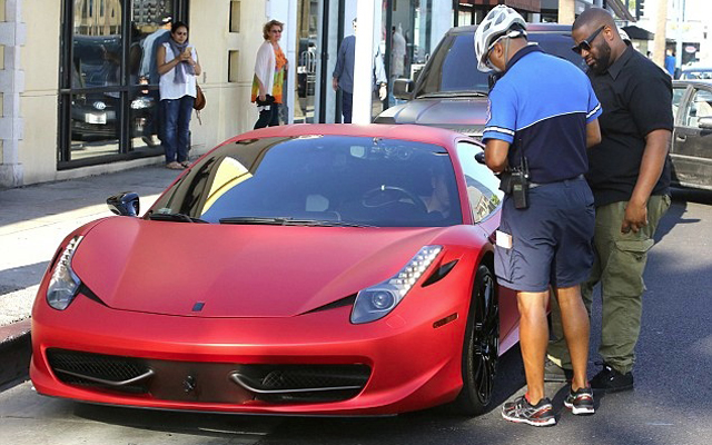 justin bieber gets a parking ticket while out with his bright red ferrari 87900_1