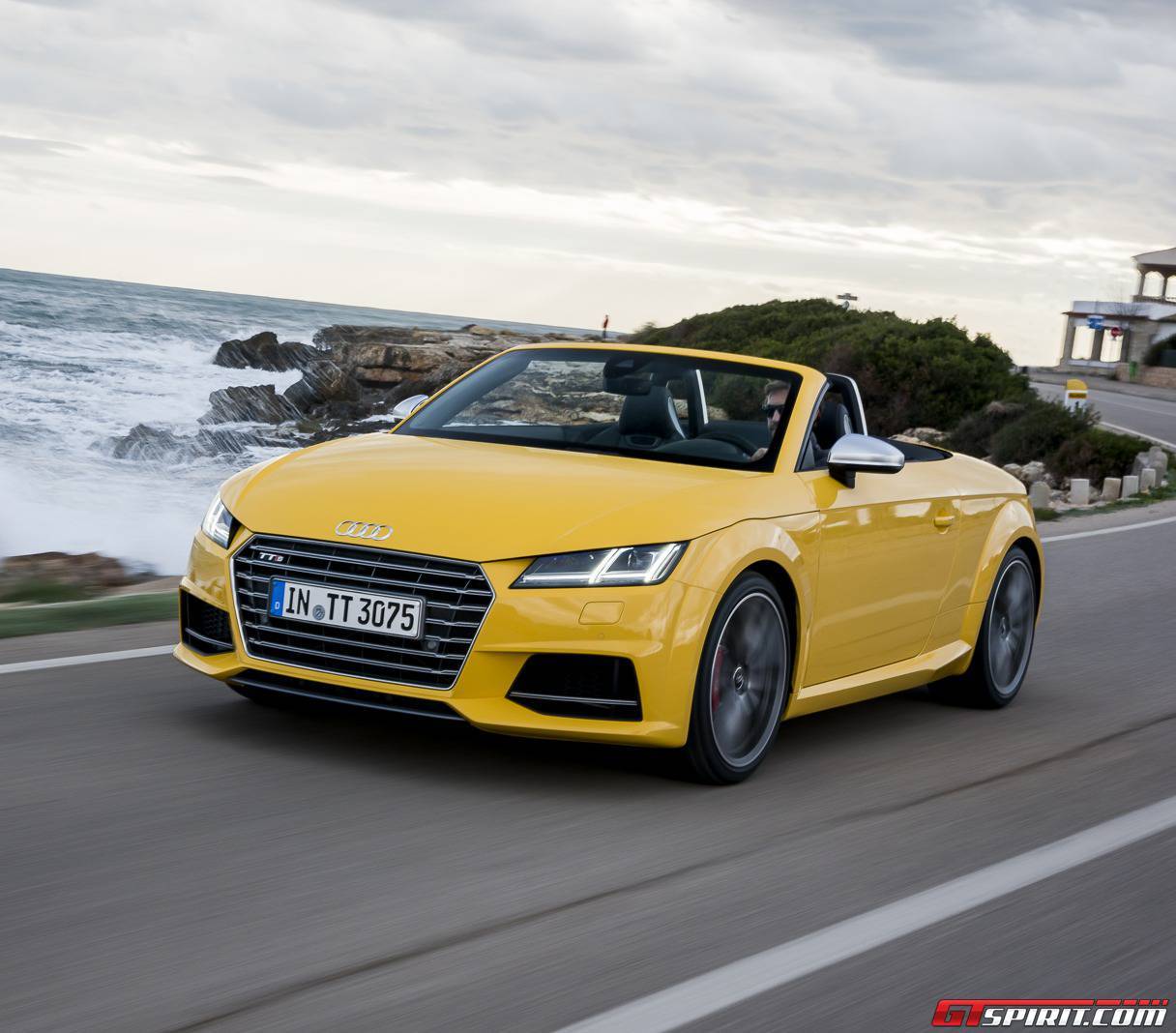 характеристики audi tt coupé 2014 yellow interior