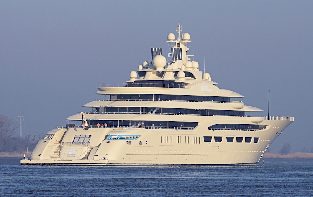 who owns a 600 million dollar yacht