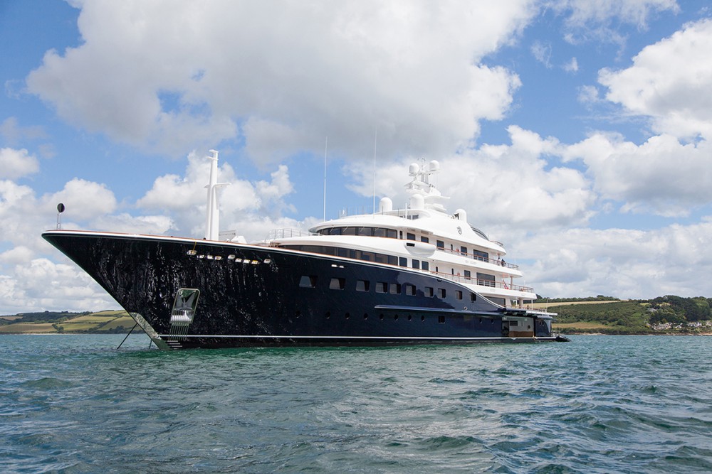 who owns superyacht aquila