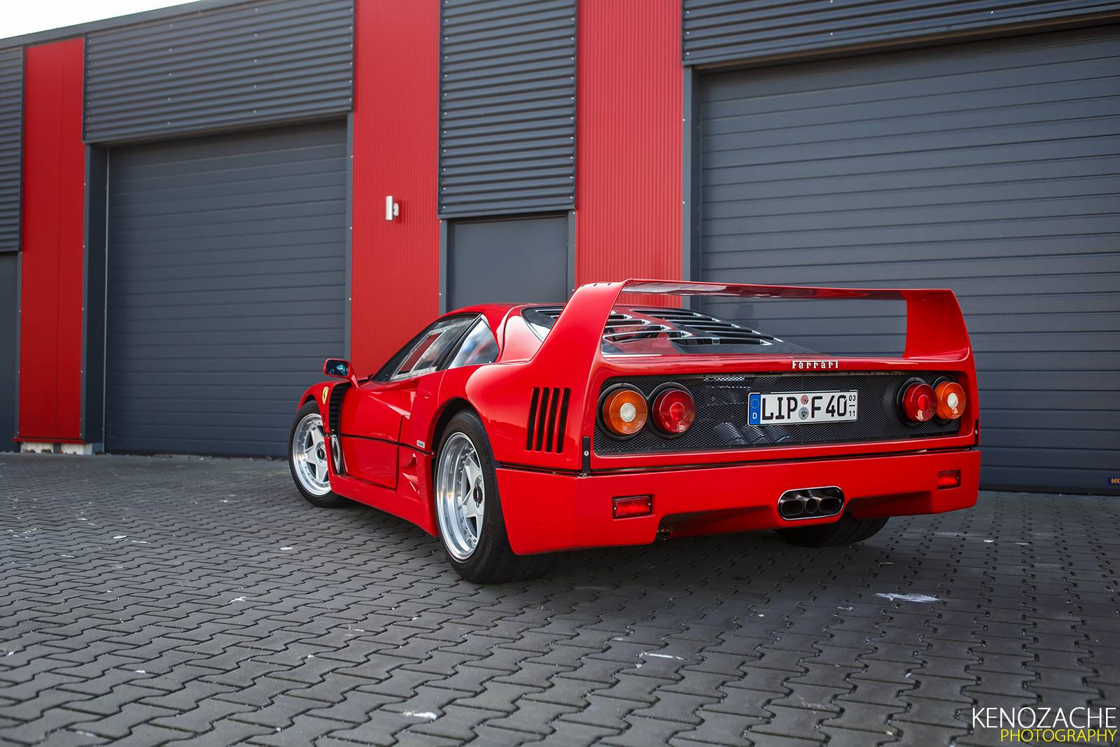 Ferrari f40 в гараже