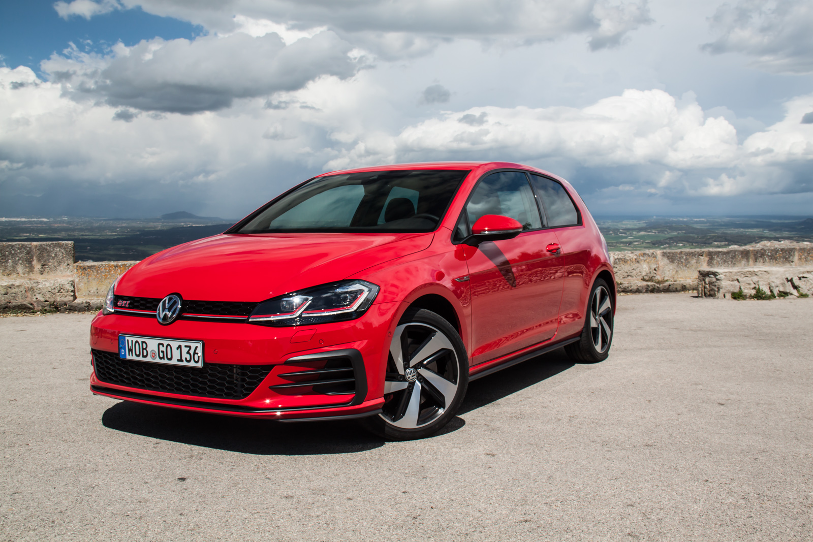 VW Golf r красный