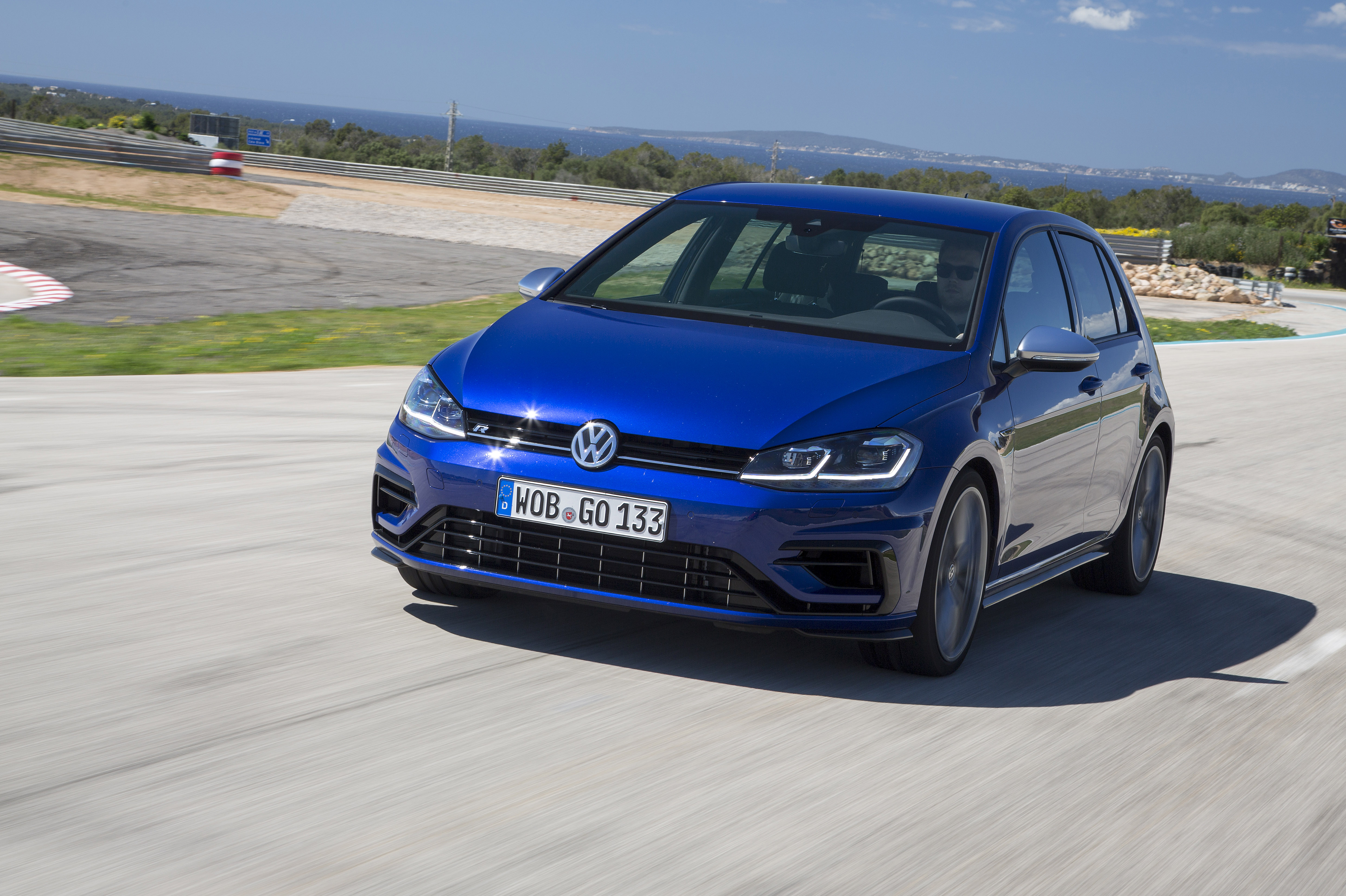 2018 Volkswagen Golf R, GTE, GTI and e-Golf Review - GTspirit
