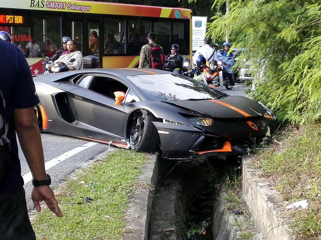 Lamborghini Aventador Crashes into a Ditch in Malaysia - GTspirit