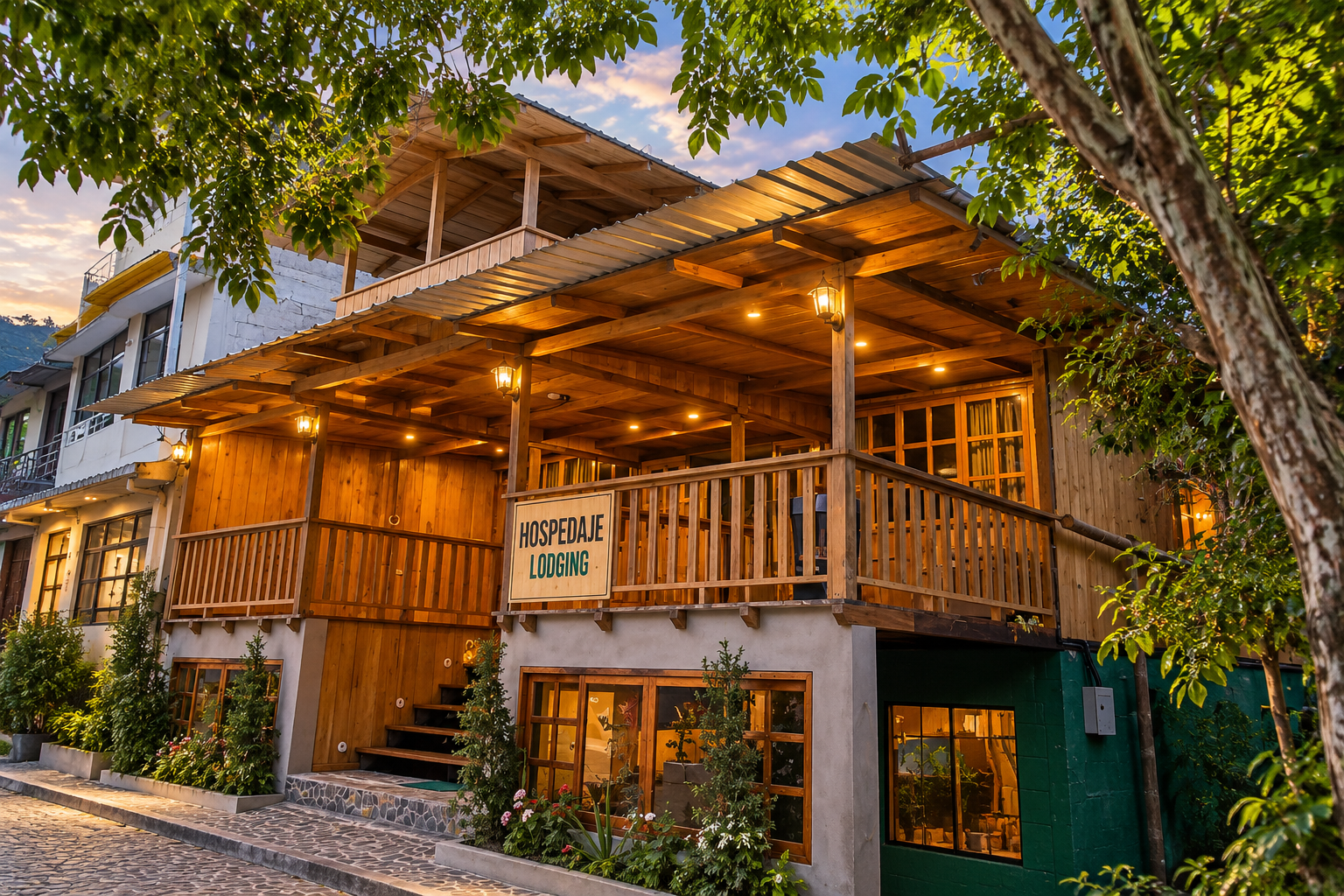 Recepción y escaleras en madera de Guayabo Hostal