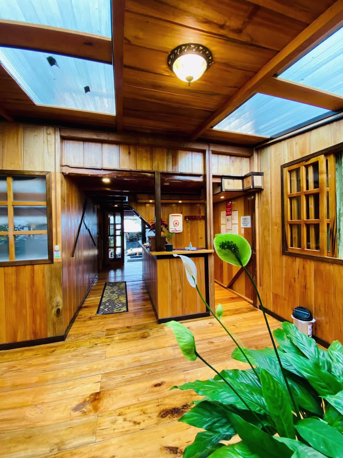 Recepción interior cálida de Guayabo Hostal