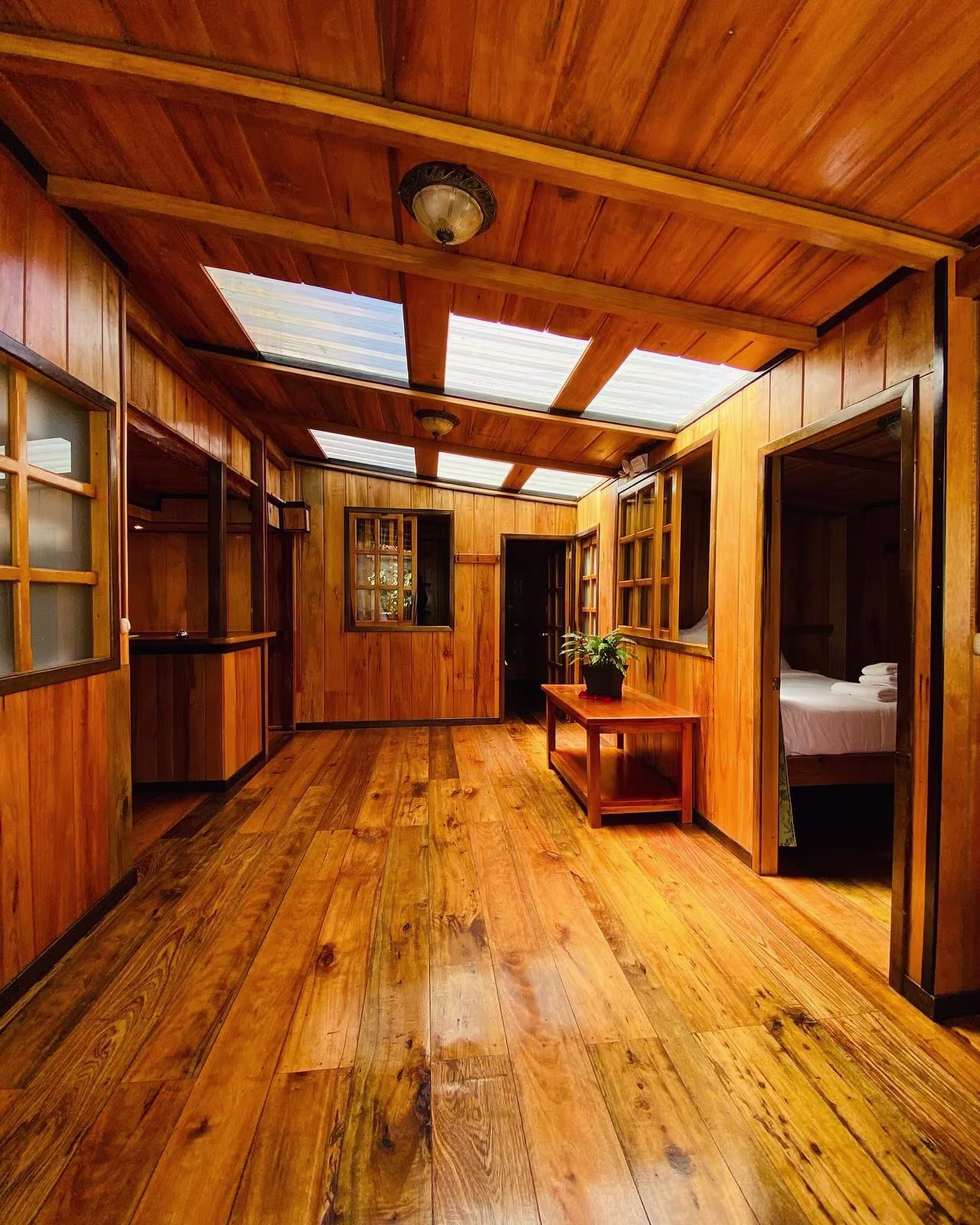 Pasillo interior común y acabados en madera nativa