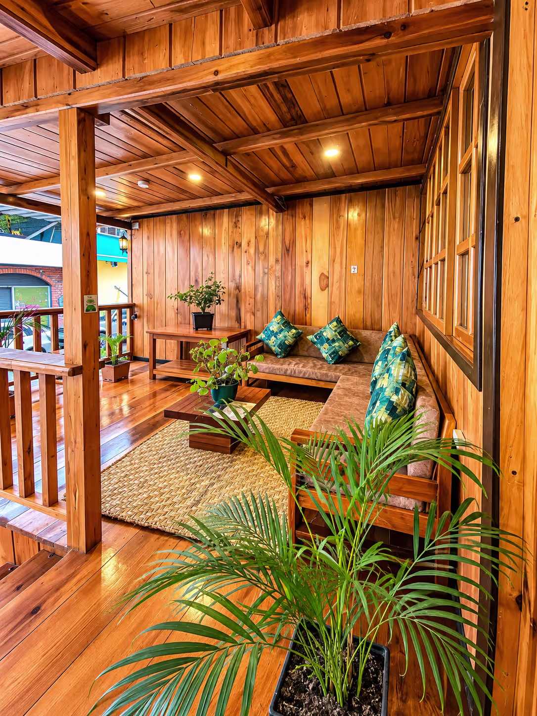 Espacio común de descanso en la terraza de Guayabo Hostal