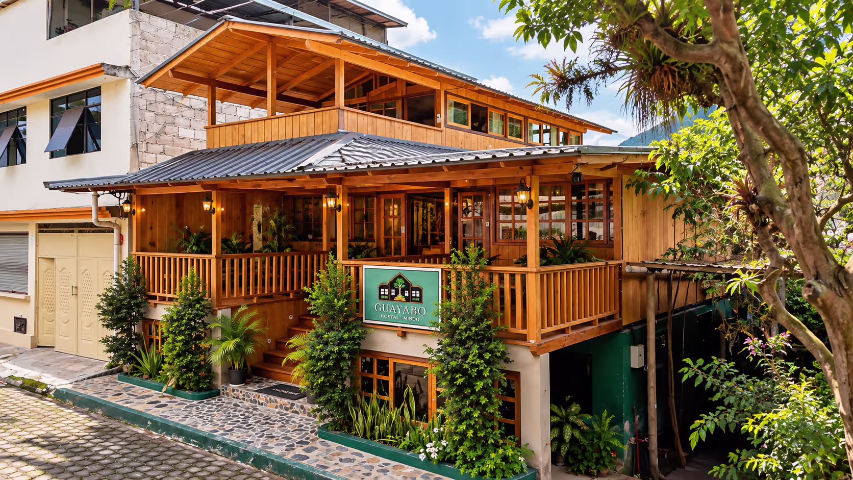 Recepción y fachada de madera de Guayabo Hostal Mindo