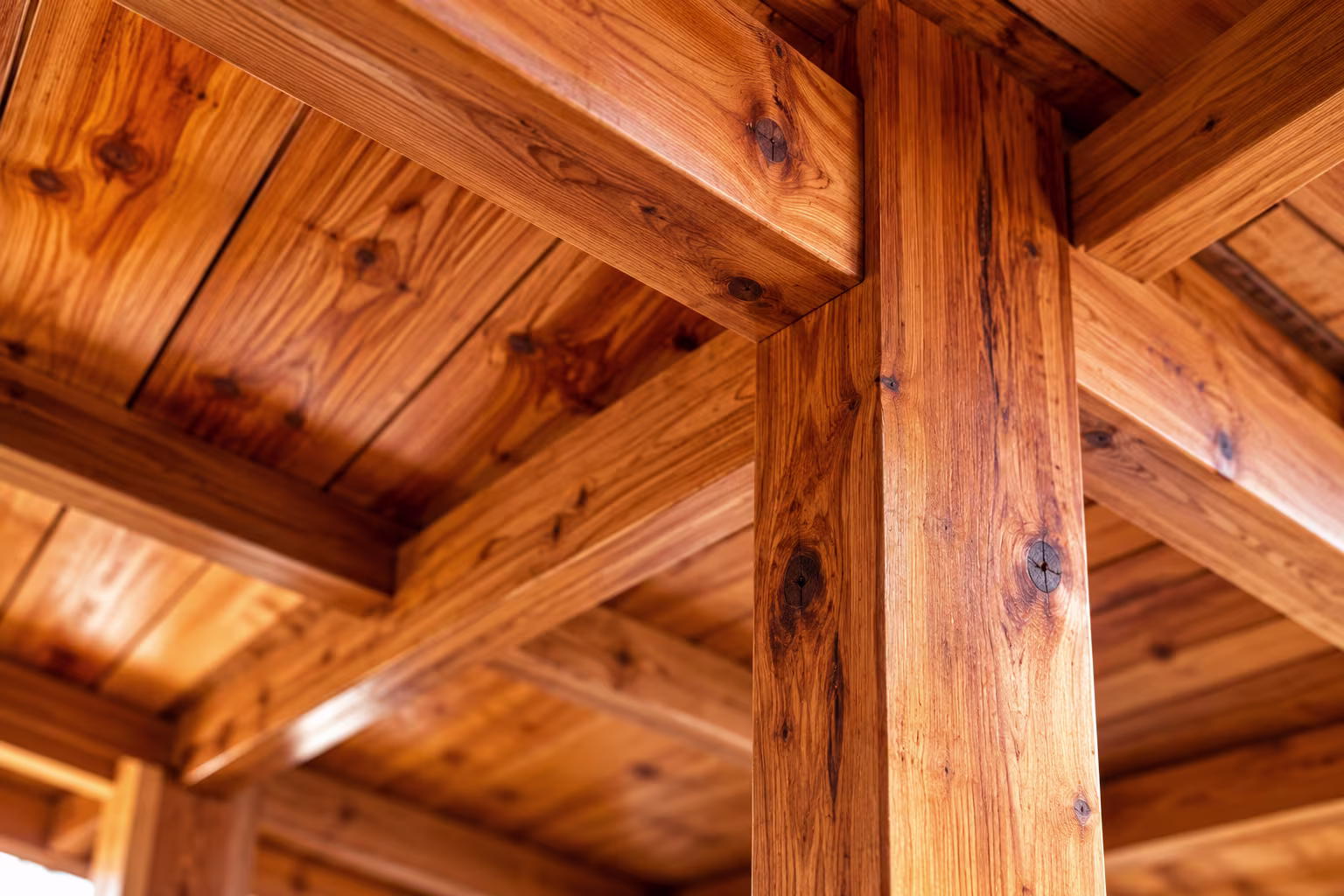 Detalle rústico de madera en Guayabo Hostal