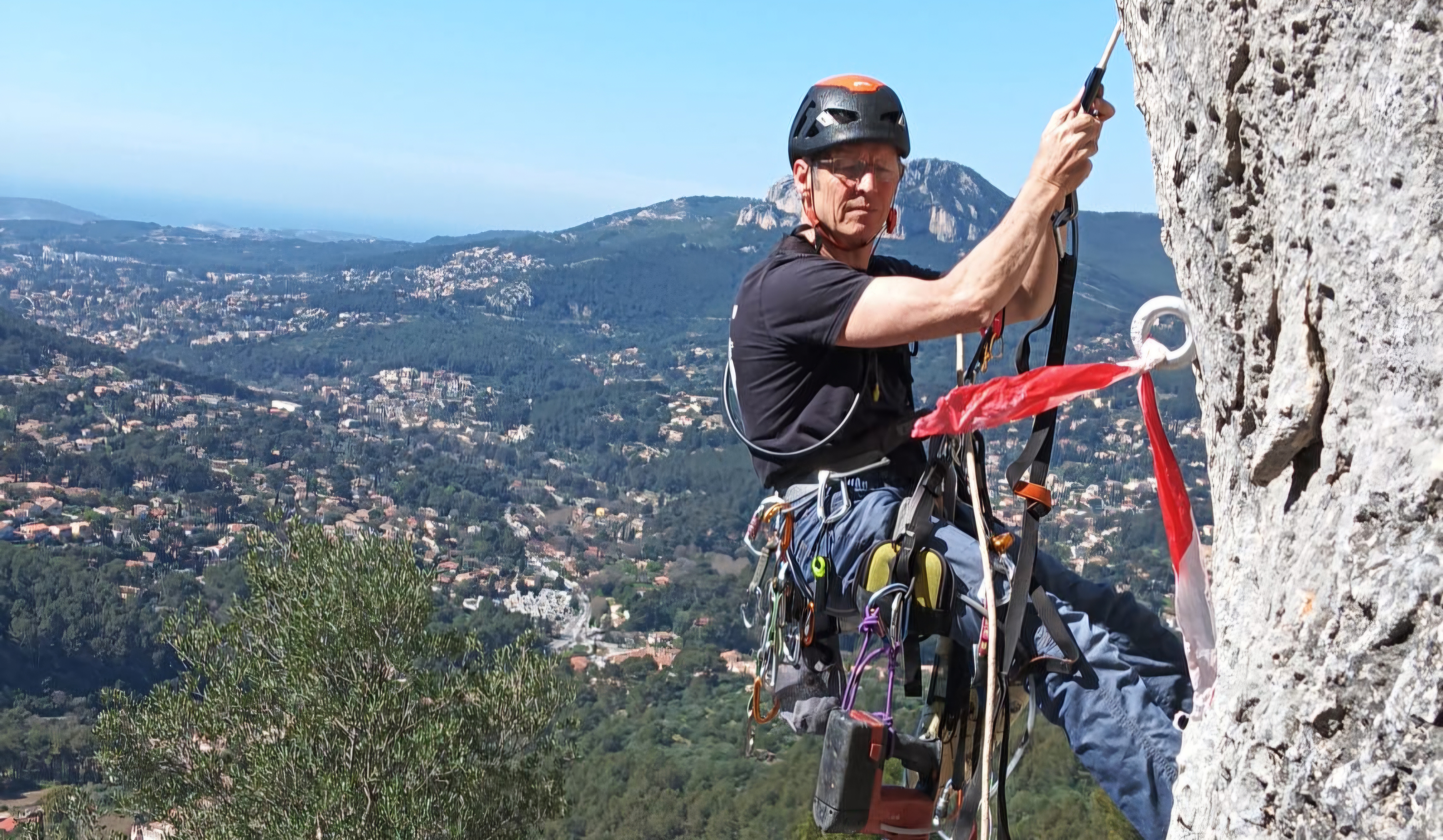 Grimpeur sur une falaise