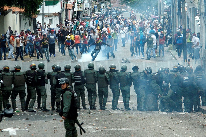 venezuela-protests showing authority with guns