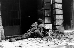 GI_machine_gun_crew_in_Aachen