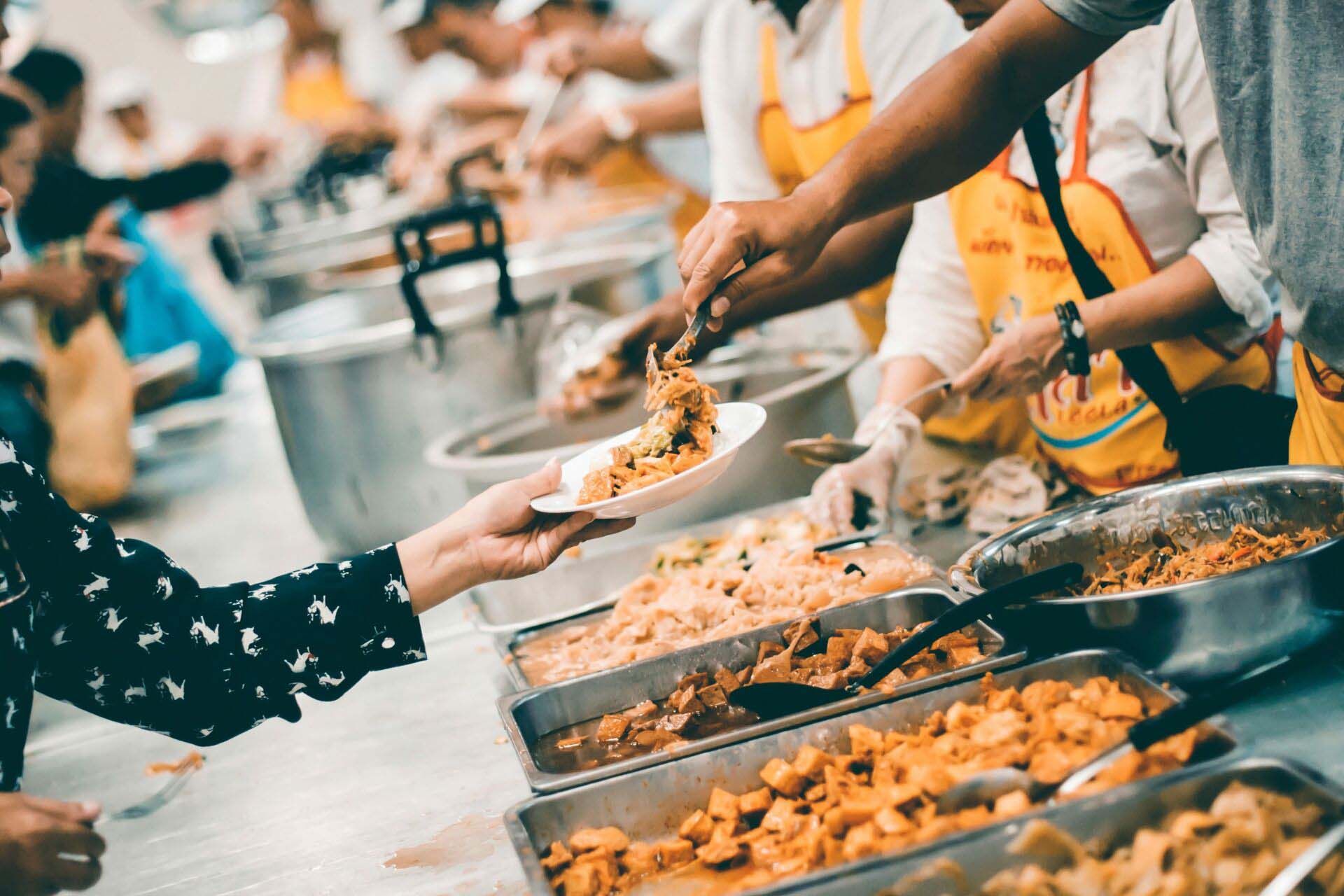 Food sharing with the homeless in society : concept of famine an Insurance for Charitable Organizations