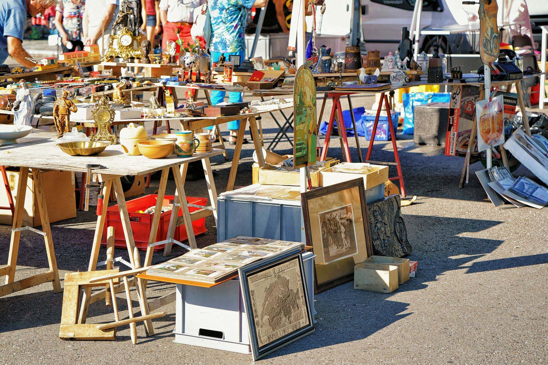 Counter in flea street market in Ascona Insurance for Flea Markets