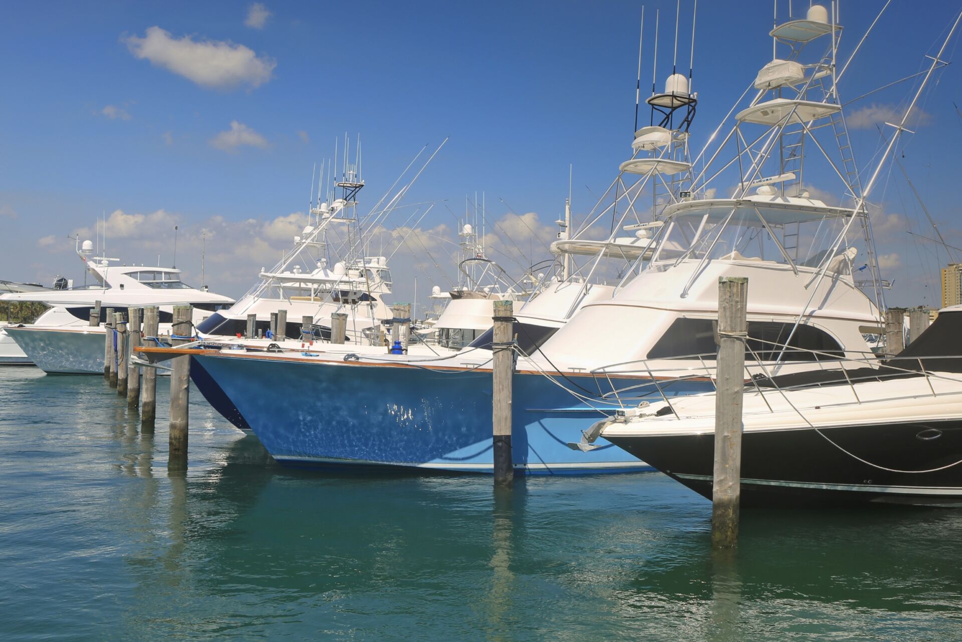 Photos – 1 boat in open water