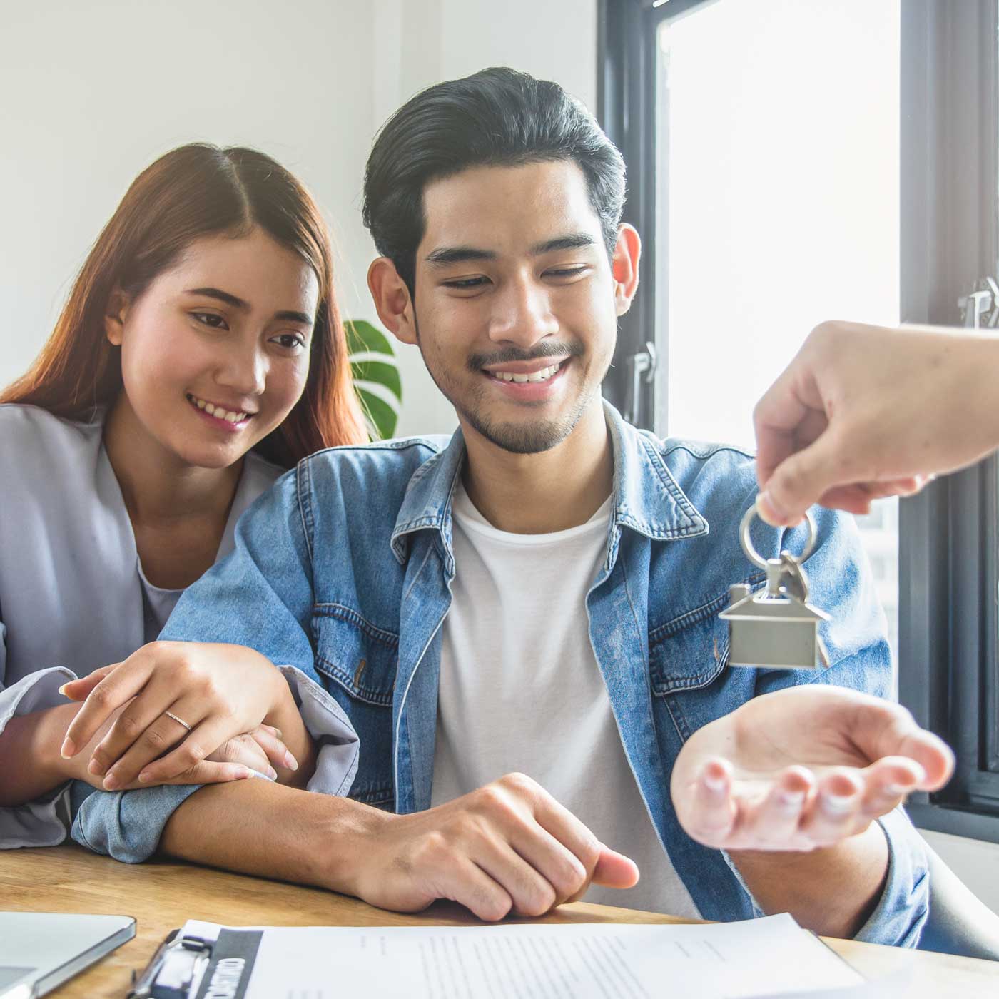 rent1-square Couple getting renters insurance in Florida