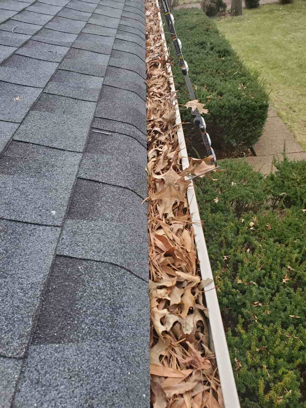 how to clean gutter without ladder