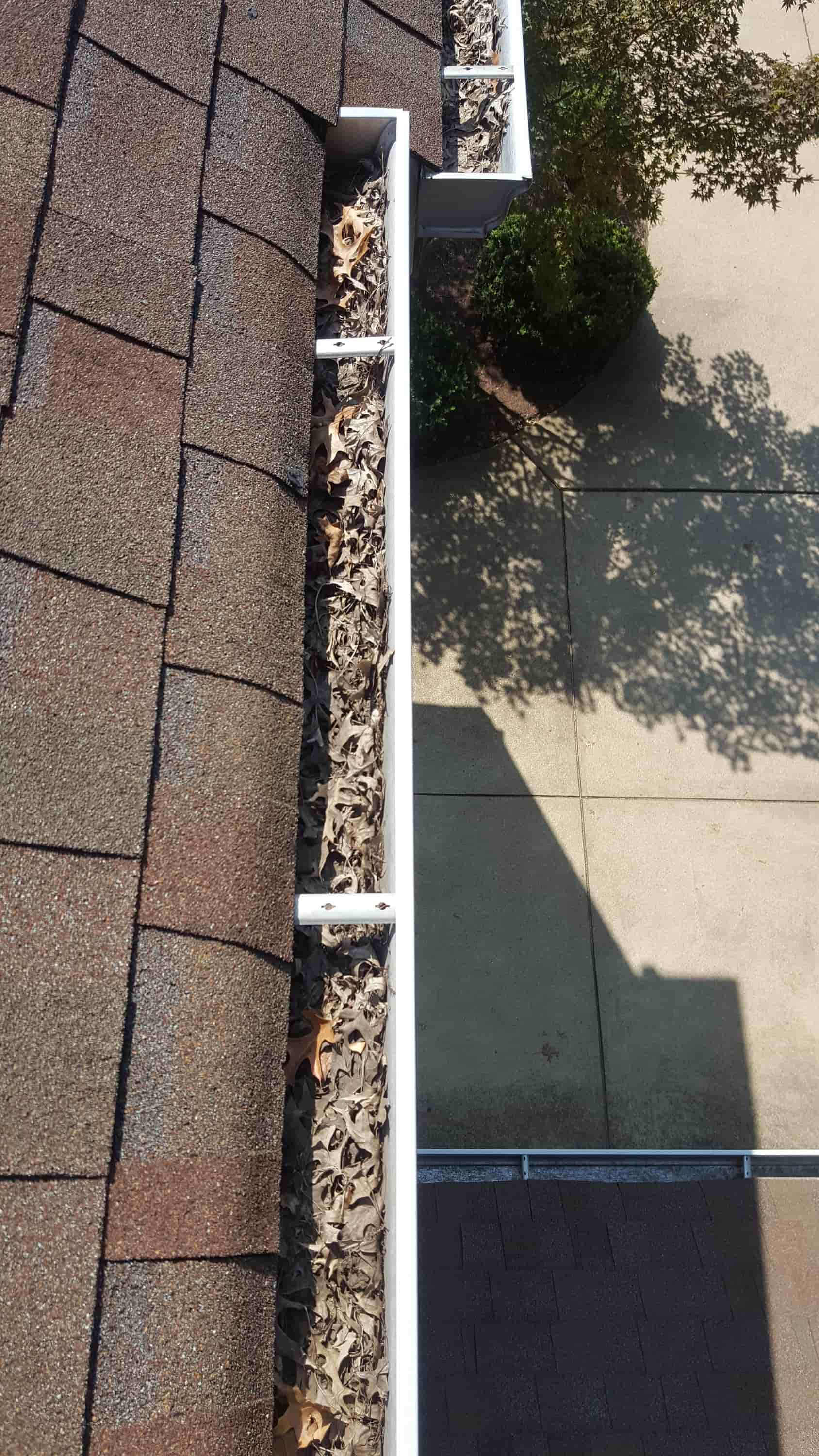 how to clean eavestroughs without a ladder