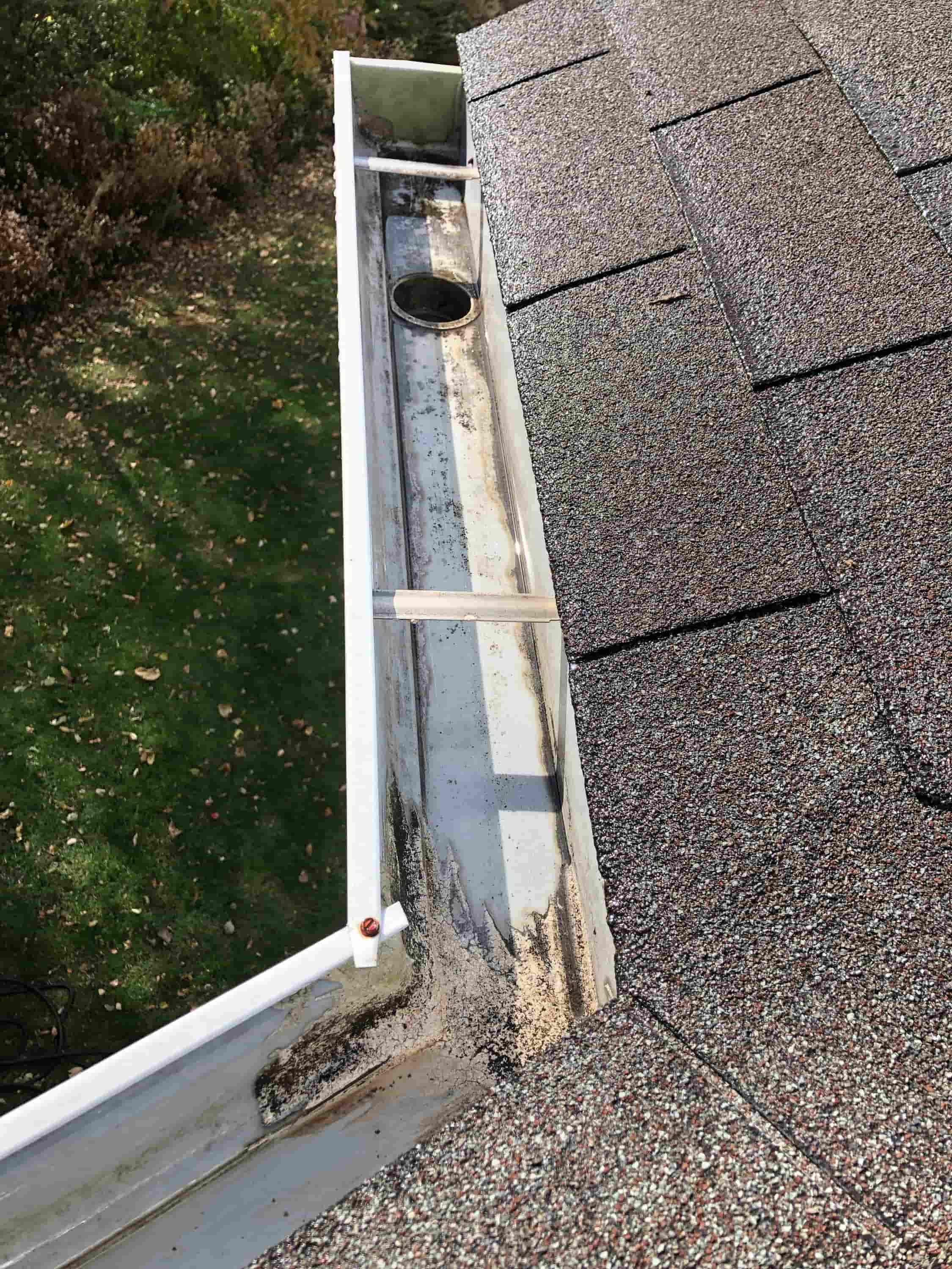 how to clean gutters outside