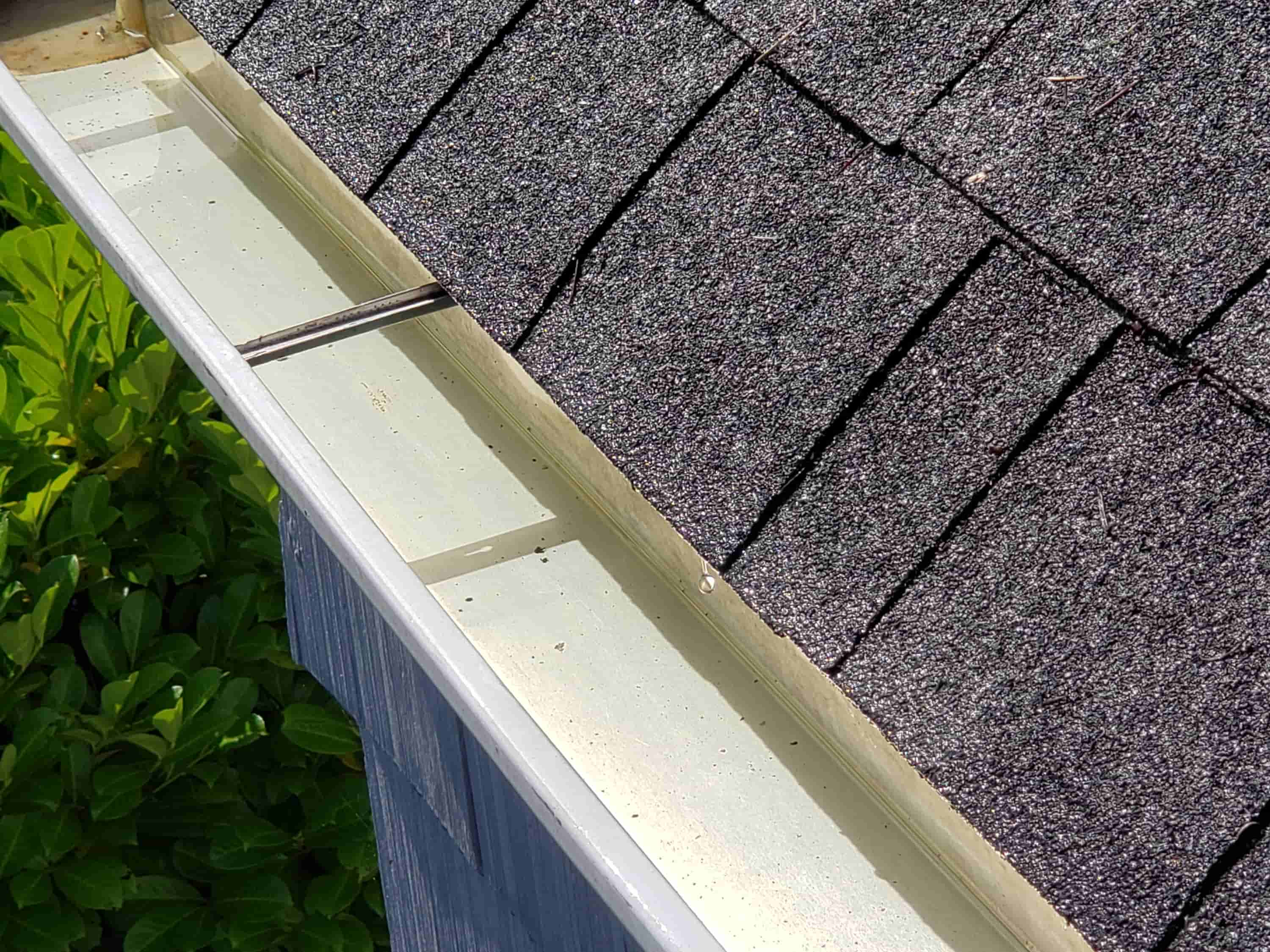 how to clean gutters with ladder