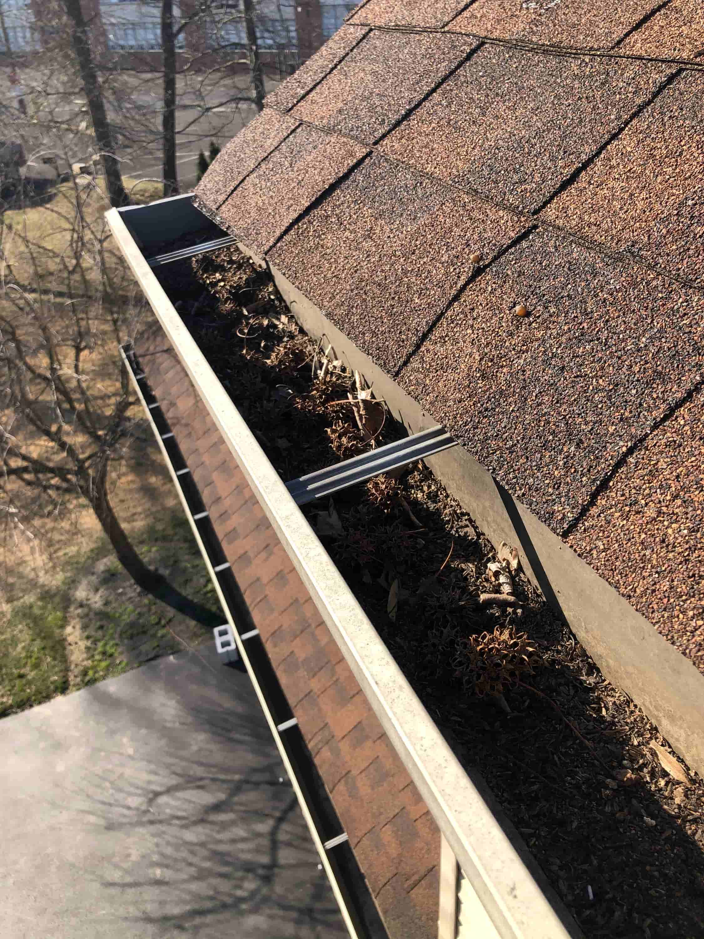 placing ladder against gutter