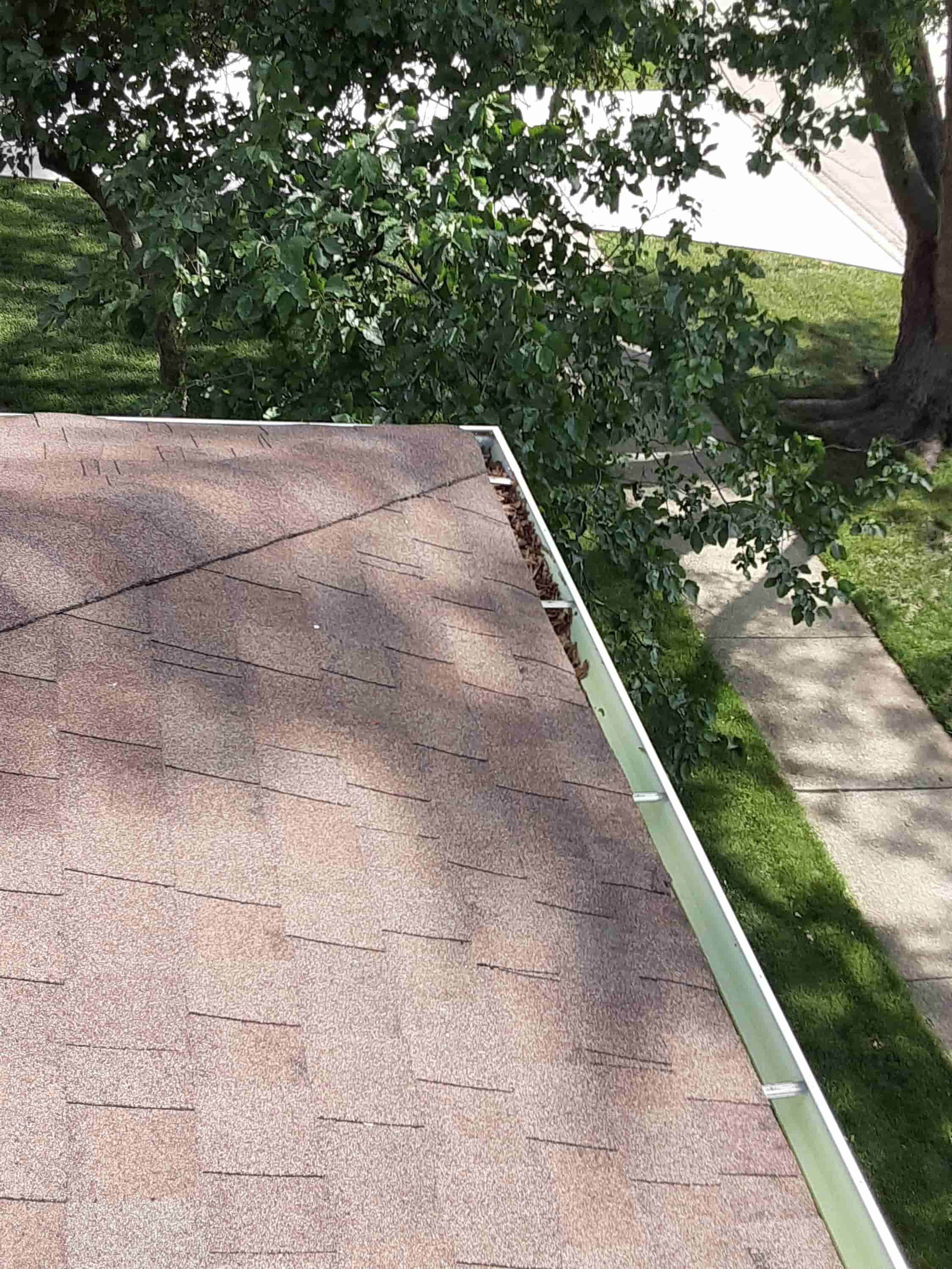 placing ladder against gutter