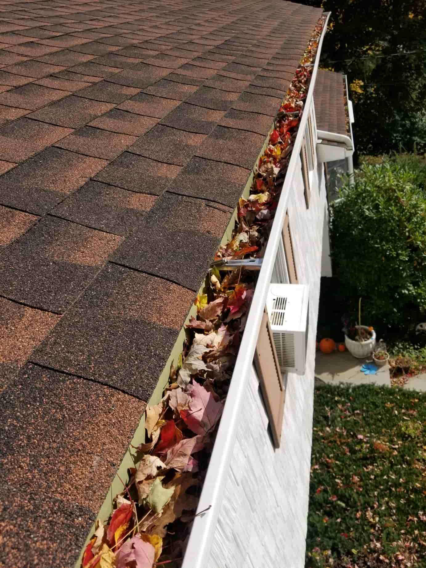 cleaning eaves of roof