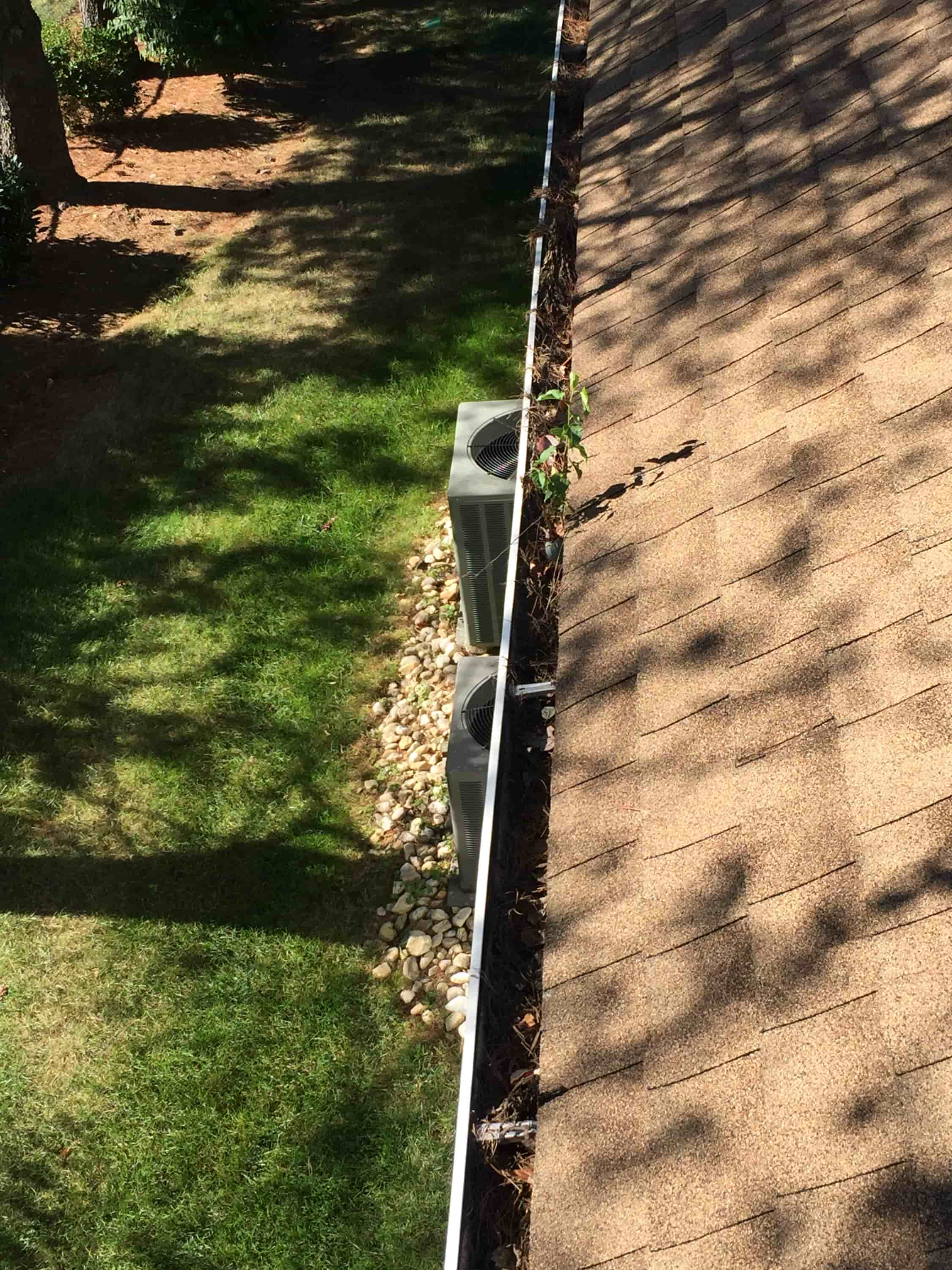 clean gutter with leaf blower