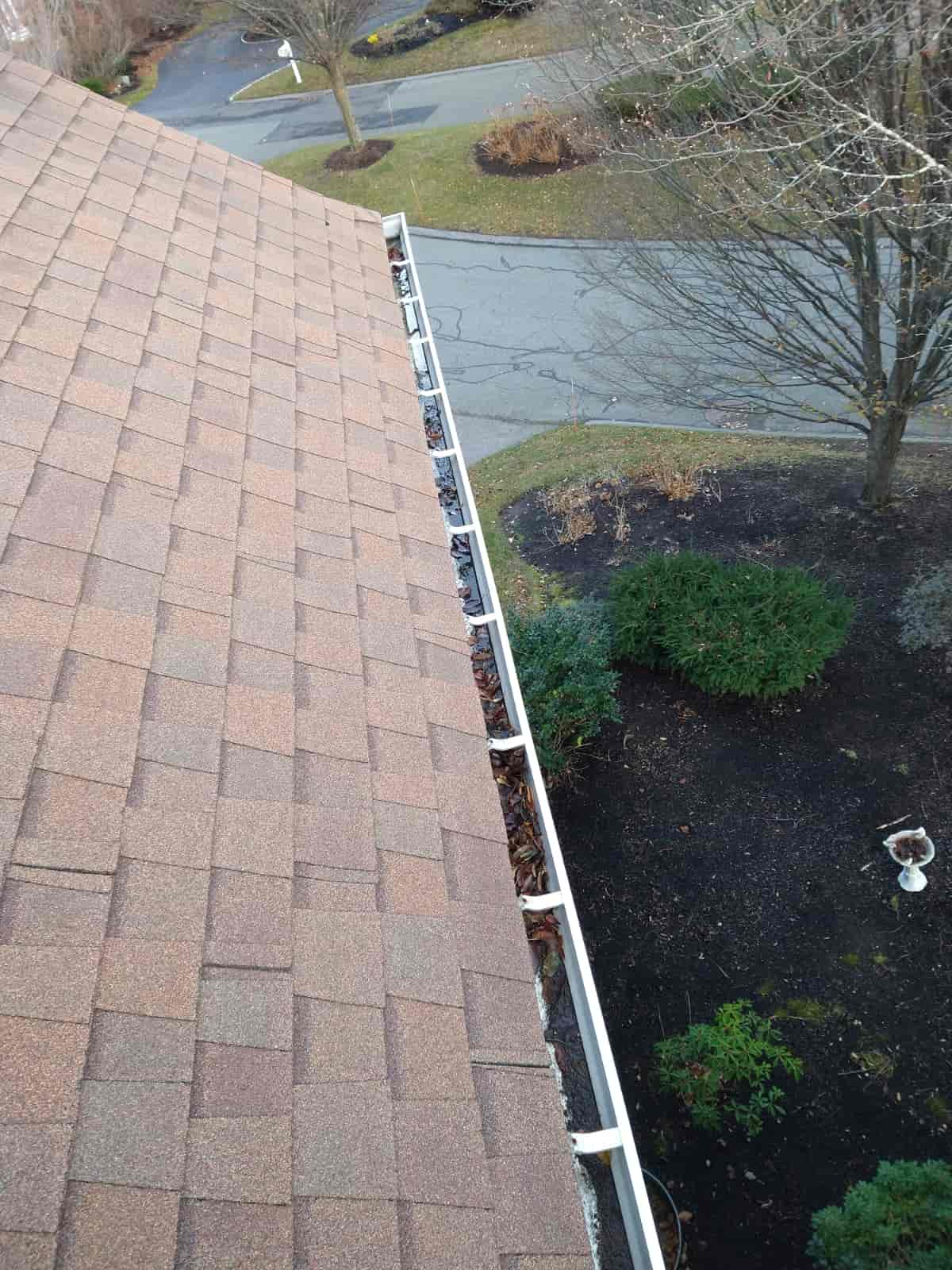 cleaning clogged gutters